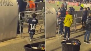 Simpatična scena obilježila susret u Španiji: Dječak dobio dres, pa fudbaleru nudio kokice
