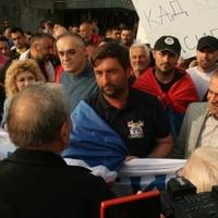 Policija stala pred Ljubišu Petrovića i članove SDS-a: Evo kako je završilo žestoko naguravanje