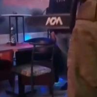Video / Pijani muškarac u Kragujevcu ušao u klub sa testerom