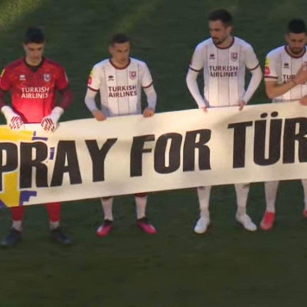 Igrači Sarajeva izašli sa transparentom podrške pred utakmicu sa Šahtarom