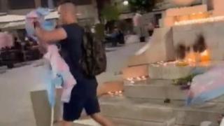Video / Vandalizam u Beogradu: Šutao i bacao cvijeće i svijeće ostavljene za ubijenu djevojku