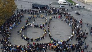 Učenici na Trgu slobode u Tuzli obilježili Dan državnosti BiH