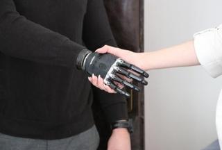 Korisnici bioničkih proteza i odijela za neuromišićnu stimulaciju posjetili Ministarstvo zdravstva KS