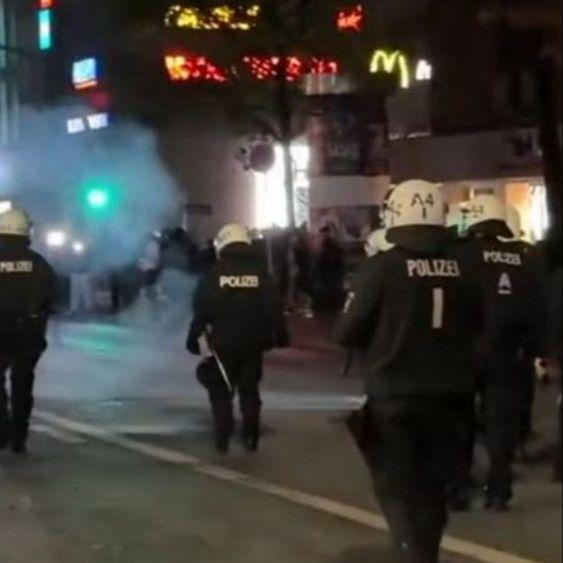 Haos na njemačkim ulicama za Noć vještica: Maskirani ljudi demolirali izloge, policija upotrijebila vodene topove