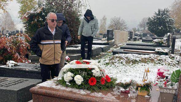 Saša na grobu Kemala Montena - Avaz