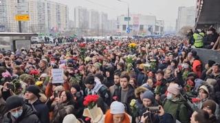 Okupljeni na sahrani Navaljnom skandiraju "Sloboda za političke zatvorenike"
