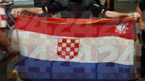Zastava NDH koju su navijači podigli - Avaz