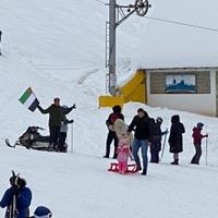 Palestinci na Ravnoj planini skijaju sa razvijenim zastavama
