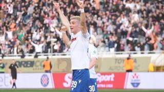 Mladi "Zmaj" u centru pažnje: Postavio pitanje sudiji nakon prvog gola za Hajduk, zatim nasmijao Livaju i društvo