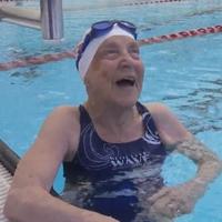 Video / Nizozemska plivačica Beti Brusel ima 100 godina i obara rekorde