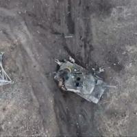 Pogledajte kako ukrajinski vojnici brane ruskim vojnicima da se slikaju sa zarobljenim Abramsom