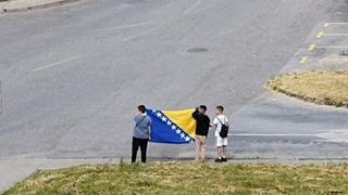 Video / Snimljeno u Sarajevu: Trojica dječaka razvili zastavu BiH, pogledajte reakcije vozača