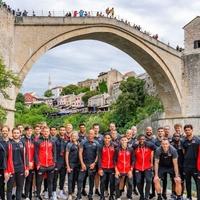 Fudbaleri AZ Alkmara posjetili Stari most, oduševile ih ljepote Mostara