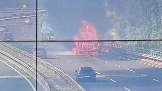 Haos u Hrvatskoj: Zapalio se kamion na autoputu, stvorila se kilometarska kolona