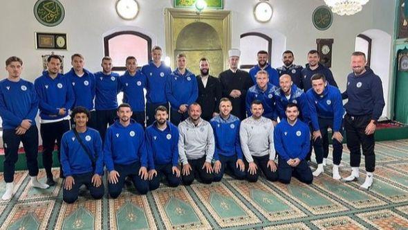 Članovi Željezničara u džamiji u Novoj Varoši - Avaz