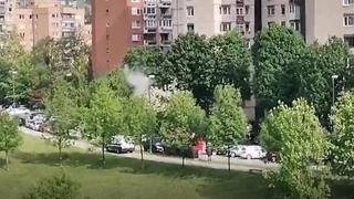 Požar na Alipašinom Polju: Gorio automobil, vatrogasci spriječili veću štetu
