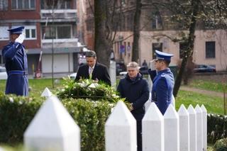 Obilježavanje Dana grada Sarajeva: Delegacije položile cvijeće na spomen-obilježje ubijenim policajcima u Velikom parku