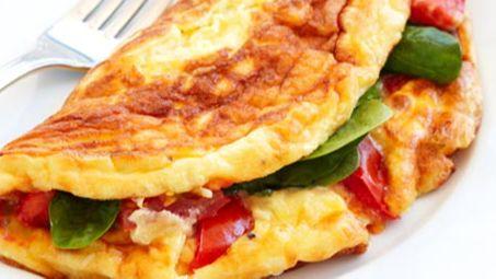 Pregršt hranjivih tvari na tanjiru: Omlet sa špinatom i pečenom paprikom za doručak