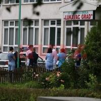 Sud u Lukavcu odredio pritvor ocu učenika koji je ranio nastavnika u Lukavcu