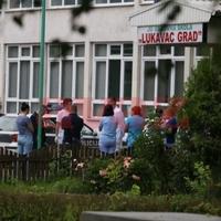 Učenik koji je teško ranio nastavnika u Lukavcu, sinoć prebačen na psihijatriju u Sarajevu