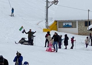 Palestinci na Ravnoj planini skijaju sa razvijenim zastavama