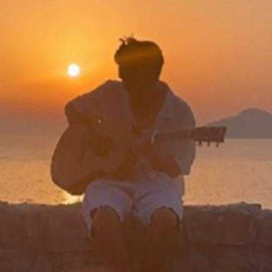 Bekamov sin na Lopudu zasvirao gitaru uz zalazak sunca: Video oduševio pratitelje