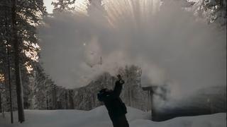 Rekordno niske temperature u Finskoj: Kipuća voda se pretvara u ledeni oblak