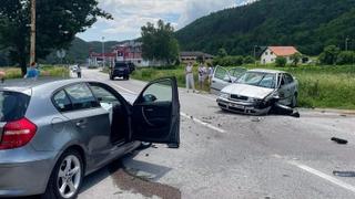 Žestok sudar u Gornjem Vakufu-Uskoplju: Najmanje dvoje povrijeđeno, učestvovalo i vozilo iz Češke