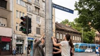 Mladi u Zagrebu simbolično preimenovali Trg Franje Tuđmana u Trg ahmićkih žrtava