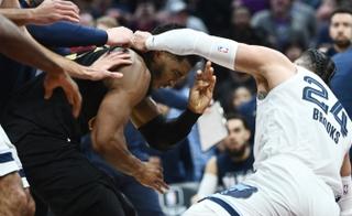 Makljaža u NBA: Dobio udarac u međunožje pa krenuo u obračun