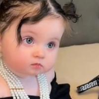 O ovoj bebi bruji internet: Djevojčica prelijepih očiju izazvala brojne reakcije, a evo i zbog čega