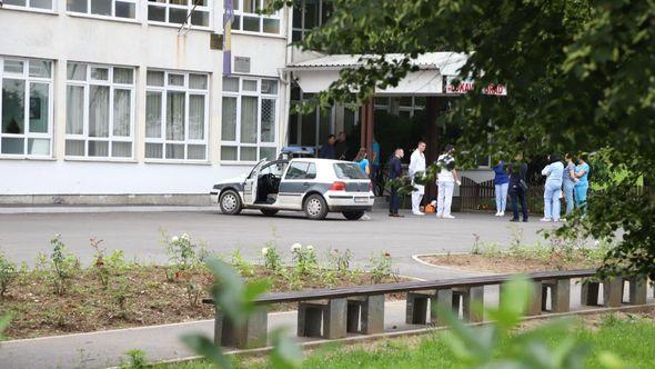 Policija i medicinari ispred škole u Lukavcu  - Avaz