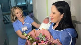Benjamina Karić posjetila prvu bebu rođenu u 2024. godini