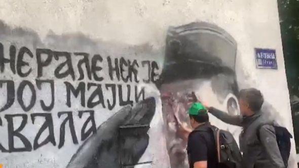 Među onima koji su došli da obrišu mural je i zastupnik u Skupštini Srbije Đorđe Miketić - Avaz