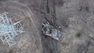 Pogledajte kako ukrajinski vojnici brane ruskim vojnicima da se slikaju sa zarobljenim Abramsom