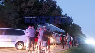 Fudbaleri Čelika doživjeli saobraćajnu nesreću, jedno vozilo završilo na krovu