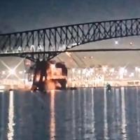 Najmanje sedam ljudi je u vodi nakon rušenja mosta