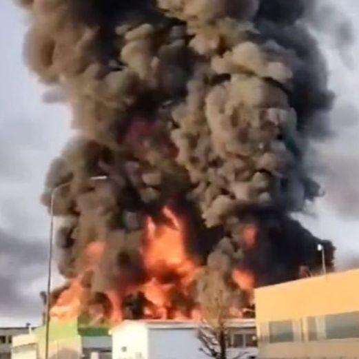 Panika u Italiji: Izbio požar u hemijskoj fabrici
