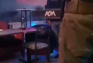 Video / Pijani muškarac u Kragujevcu ušao u klub sa testerom