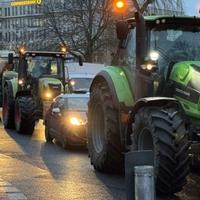 Njemački poljoprivrednici traktorima blokirali glavne ulice u Berlinu