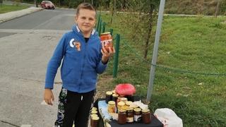 Faris (12) iz Sarajeva prodaje domaće proizvode kako bi pomogao bolesnim roditeljima