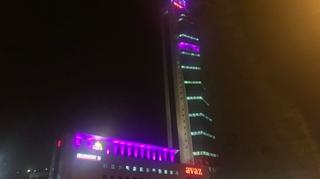 "Avaz Twist Tower" osvijetljen ljubičastom bojom povodom "Dana borbe protiv raka"