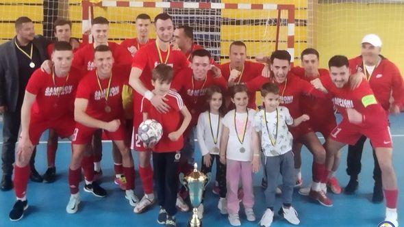 Juniori Mostar SG sa trofejem i medaljama - Avaz