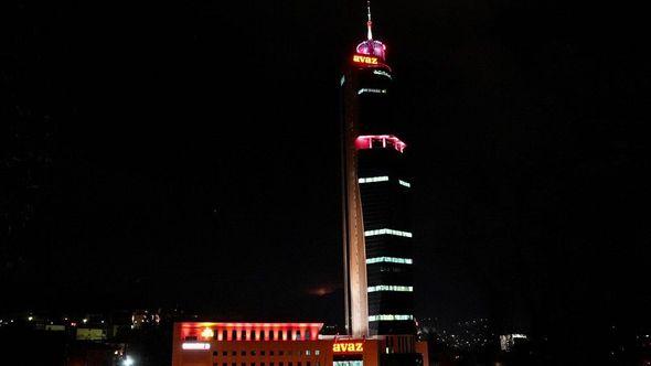 "Avaz Twist Tower" u crvenoj boji - Avaz
