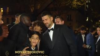 Okupile se fudbalske zvijezde, ali svi traže fotografiju sa Đokovićem