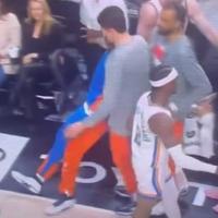 Video / Košarkaš pao u nesvijest usred NBA utakmice i srušio se pored igrača