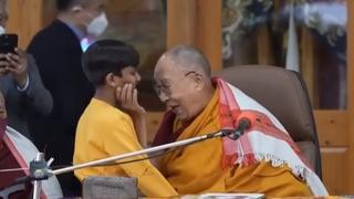 Video / Dalaj Lama se izvinio zbog neprikladnog ponašanja: Poljubio dječaka u usta