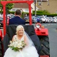 Nasmijala mnoge: Stigla na traktoru na svoju svadbu
