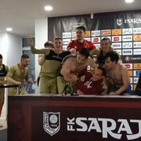 Ludnica nakon pobjede: Igrači Sarajeva upali na press konferenciju trenera Varešanovića