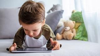 Da li gledanje u ekran povećava rizik od autizma kod djece